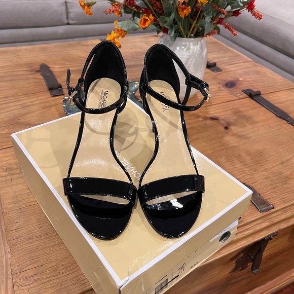 Michael Kors Simone Mid Sandal Patent Leather Pump Heel - Picture 4 of 13